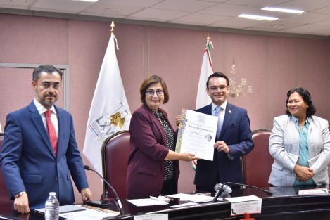 En su participación durante el acto conmemorativo por el cuarto aniversario del Semillero de Derecho Parlamentario y Técnica Legislativa de la Universidad Veracruzana (UV), la presidenta de la Mesa Directiva de la LXVI Legislatura del estado, diputada Margarita Corro Mendoza, felicitó a las y los miembros de esta agrupación y subrayó que México necesita a jóvenes como ellos. 