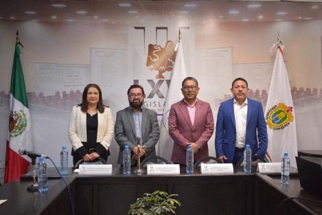 Con el propósito de que servidoras y servidores públicos municipales cuenten con las herramientas necesarias para el correcto desempeño de sus funciones, el Congreso del Estado, por conducto de la Secretaría de Fiscalización, a cargo de Everardo Domínguez Landa, impartió el curso de capacitación Patrimonio Municipal: Administración, Adquisición, Enajenación, Donación y Bajas de Bienes, dirigido a munícipes, tesoreros y personal administrativo de los ayuntamientos de la entidad. 