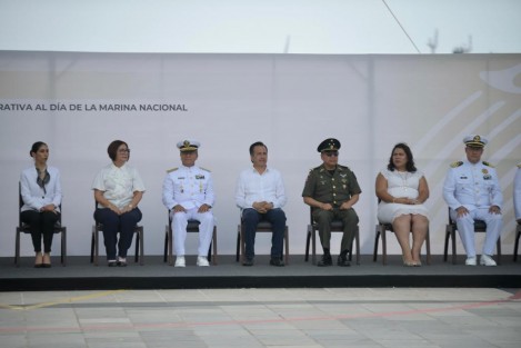 Con un reconocimiento a hombres y mujeres de mar por su valor, servicio y amor al país, el gobernador Cuitláhuac García Jiménez encabezó el acto conmemorativo al 106 aniversario de la Nacionalización de la Marina Mexicana, así como los 81 años del Día de la Marina Nacional.

