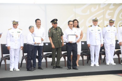 Con un reconocimiento a hombres y mujeres de mar por su valor, servicio y amor al país, el gobernador Cuitláhuac García Jiménez encabezó el acto conmemorativo al 106 aniversario de la Nacionalización de la Marina Mexicana, así como los 81 años del Día de la Marina Nacional.

