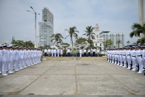 Con un reconocimiento a hombres y mujeres de mar por su valor, servicio y amor al país, el gobernador Cuitláhuac García Jiménez encabezó el acto conmemorativo al 106 aniversario de la Nacionalización de la Marina Mexicana, así como los 81 años del Día de la Marina Nacional.

