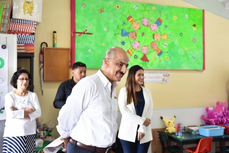  Funcionariado encabezado por el presidente municipal Ricardo Ahued Bardahuil asistió al jardín de niños José María Morelos y Pavón, donde fue recibido al ritmo de un son jarocho y la alegría de decenas de niñas y niños emocionados por la visita. 


