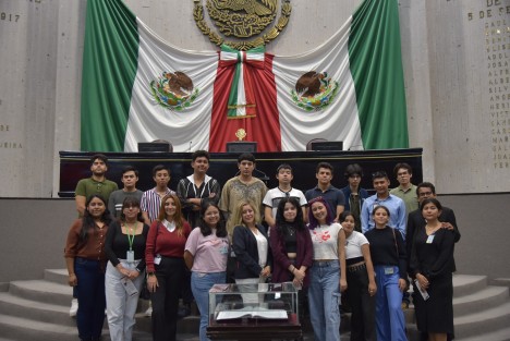 El Congreso del Estado de Veracruz, por conducto de las coordinaciones de Comunicación Social y de Archivo, Biblioteca y Hemeroteca, recibió al grupo de 22 estudiantes de la Facultad de Ciencias y Técnicas de la Comunicación de la Universidad Veracruzana (UV), quienes conocieron las instalaciones de la sede del Poder Legislativo, las funciones que en ésta se realizan, las atribuciones de las y los diputados y la composición política de la actual legislatura.