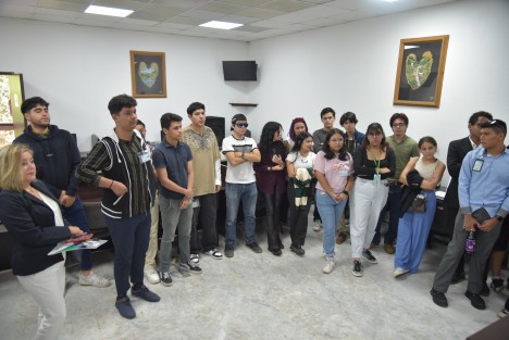 El Congreso del Estado de Veracruz, por conducto de las coordinaciones de Comunicación Social y de Archivo, Biblioteca y Hemeroteca, recibió al grupo de 22 estudiantes de la Facultad de Ciencias y Técnicas de la Comunicación de la Universidad Veracruzana (UV), quienes conocieron las instalaciones de la sede del Poder Legislativo, las funciones que en ésta se realizan, las atribuciones de las y los diputados y la composición política de la actual legislatura.