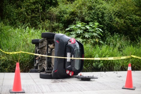  Un muerto y 3 heridos dejó el choque y volcadura de un auto particular y el taxi XL-8713, en la carretera Trancas-Coatepec, en la curva Del Alcanfor.