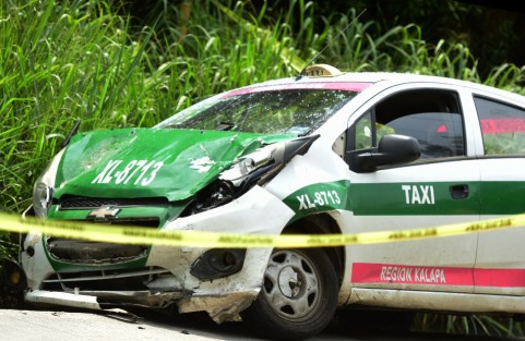  Un muerto y 3 heridos dejó el choque y volcadura de un auto particular y el taxi XL-8713, en la carretera Trancas-Coatepec, en la curva Del Alcanfor.