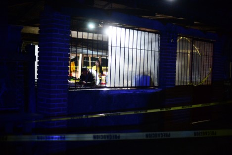 Una mujer fue asesinada en el restaurante Lupita, de la comunidad  El Esquilón, durante un asalto.  Sujetos la amarraron  junto a su hija de 17 años. Paramédicos también atendieron a un hombre por crisis nerviosa.