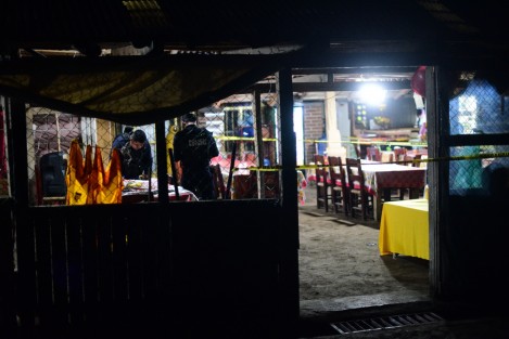 Una mujer fue asesinada en el restaurante Lupita, de la comunidad  El Esquilón, durante un asalto.  Sujetos la amarraron  junto a su hija de 17 años. Paramédicos también atendieron a un hombre por crisis nerviosa.