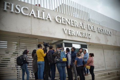 El abogado Carmelo Reyes, defensor de la jueza Angélica Sánchez, afirmó que la Fiscalía quiere acusarla de delitos contra las instituciones de seguridad pública, señalándola falsamente de disparar contra policías.