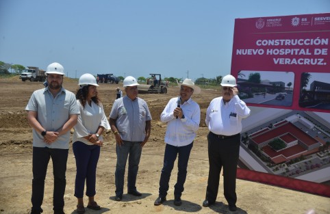 Acompañado por el Secretario de Salud en el estado, autoridades locales y constructores, el Gobernador Cuitláhuac García Jiménez recorrió el sitio donde se ha iniciado la edificación del nuevo hospital de Nautla, Ver..