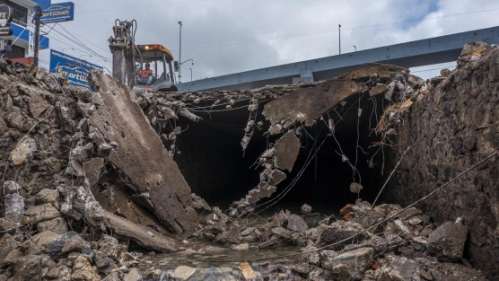  Para mejorar la seguridad vial y peatonal en la zona, el Ayuntamiento, a través de la Comisión Municipal de Agua Potable y Saneamiento (CMAS), informa que se inició la rehabilitación de losas fracturadas en el canal pluvial ubicado en la avenida Rafael Murillo Vidal, entre Circuito Presidentes y calle Río Pánuco. 