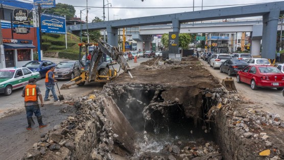  Para mejorar la seguridad vial y peatonal en la zona, el Ayuntamiento, a través de la Comisión Municipal de Agua Potable y Saneamiento (CMAS), informa que se inició la rehabilitación de losas fracturadas en el canal pluvial ubicado en la avenida Rafael Murillo Vidal, entre Circuito Presidentes y calle Río Pánuco. 