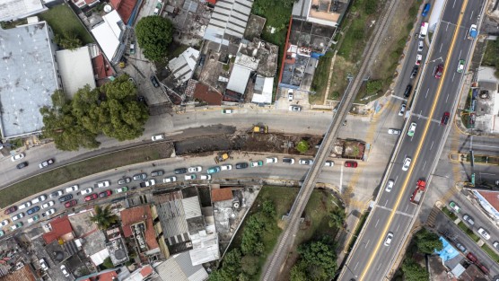  Para mejorar la seguridad vial y peatonal en la zona, el Ayuntamiento, a través de la Comisión Municipal de Agua Potable y Saneamiento (CMAS), informa que se inició la rehabilitación de losas fracturadas en el canal pluvial ubicado en la avenida Rafael Murillo Vidal, entre Circuito Presidentes y calle Río Pánuco. 