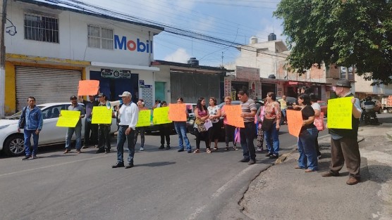 Vecinos de la colonia Benito Juárez cerraron por algunos minutos la calle Lázaro Cárdenas, con dirección a Briones, para exigir la destitución de la directora de Servicios al Usuario, Jessica Cid Arroyo, por su prepotencia, además se quejaron que la CMAS falla con el servicio, los tandeos y aun así cobra caro. 