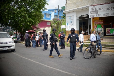 Vecinos de la colonia Benito Juárez cerraron por algunos minutos la calle Lázaro Cárdenas, con dirección a Briones, para exigir la destitución de la directora de Servicios al Usuario, Jessica Cid Arroyo, por su prepotencia, además se quejaron que la CMAS falla con el servicio, los tandeos y aun así cobra caro. 
