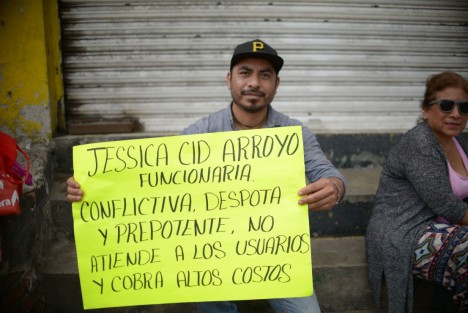Vecinos de la colonia Benito Juárez cerraron por algunos minutos la calle Lázaro Cárdenas, con dirección a Briones, para exigir la destitución de la directora de Servicios al Usuario, Jessica Cid Arroyo, por su prepotencia, además se quejaron que la CMAS falla con el servicio, los tandeos y aun así cobra caro. 
