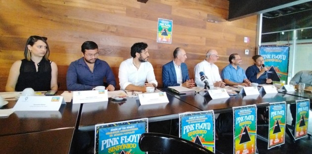 Antonio Lagunes Álvarez, gerente general del Fondo de Empresas de la UV, Raciel Martínez Gómez, del Centro de Estudios de la Cultura UV, invitaron al público a que asistan al concierto de la Orquesta Universitaria de Música Popular dirigida por Rubén Flores Hernández y la agrupación Inside Of The Moon presentarán Pink Floyd Sinfónico.
