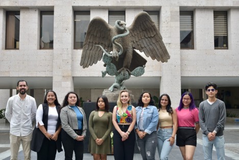 En respuesta a la Convocatoria para la elaboración del proyecto de Monumento en Memoria de las y los Héroes Veracruzanos de la Salud, que fallecieron durante la emergencia sanitaria por Covid-19, alumnos de la licenciatura en Arquitectura de la Universidad de Xalapa (UX) realizaron una visita al Palacio Legislativo para conocer el suelo, espacio y dimensiones donde podría ser colocado este reconocimiento.