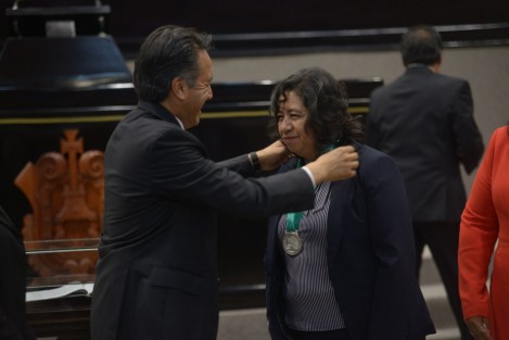 En sesión solemne del Congreso del Estado, el gobernador del Estado, Cuitláhuac García, entregó la Medalla al Mérito por la Defensa y Mejora del Medio Ambiente” a la doctora Fabiola Sandoval.