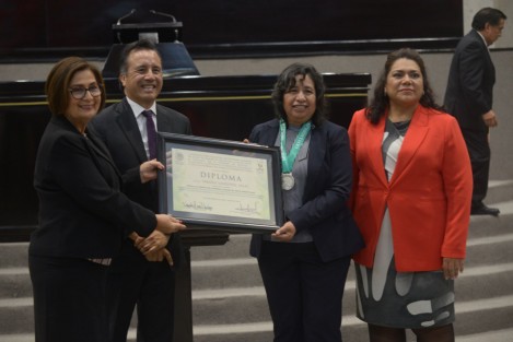 En sesión solemne del Congreso del Estado, el gobernador del Estado, Cuitláhuac García, entregó la Medalla al Mérito por la Defensa y Mejora del Medio Ambiente” a la doctora Fabiola Sandoval.