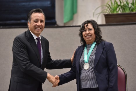 En Sesión Solemne, los tres poderes del Estado de Veracruz de Ignacio de la Llave reconocieron con el Premio al Mérito por la Defensa y Mejora del Medio Ambiente 2023 a la doctora Fabiola Sandoval Salas, por su trabajo en proyectos que impactan en la reducción de gases de efecto invernadero, su labor docente y de investigación, desarrollo y transferencia de tecnología en favor del medio ambiente.