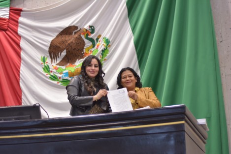 La diputada Eusebia Cortés Pérez presentó al Pleno de la LXVI Legislatura una iniciativa con proyecto de decreto que reforma la fracción VIII del artículo 39 de la Ley Orgánica del Poder Legislativo del Estado, con la finalidad de cambiar el nombre de la Comisión de Corredor Interoceánico, Zonas Libres y Desarrollo Económico por el de Comisión de Corredor Interoceánico, Zonas Portuarias, Mejora Regulatoria y Desarrollo Económico, por así responder a las necesidades actuales.

