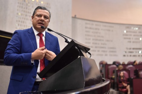 Diputadas y diputados de la LXVI Legislatura presentaron al Pleno del Congreso local una Iniciativa con Proyecto de Decreto por el que se reforman y adicionan diversas disposiciones de la Constitución Política del Estado de Veracruz de Ignacio de la Llave, para posibilitar el establecimiento de gobiernos de coalición en la entidad.