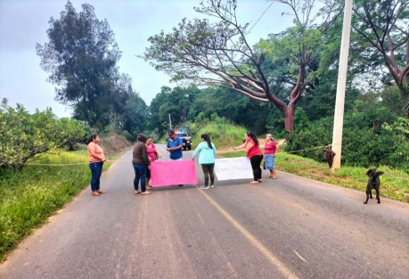 Padres de familia de estudiantes de la escuela primaria Amado Nervo, en la colonia Tlahuayán, de Tlaltetela, Ver., bloquearon  la carretera Huatusco-Xalapa a la altura del Puente Pinto, así como la entrada principal a esa ciudad. 