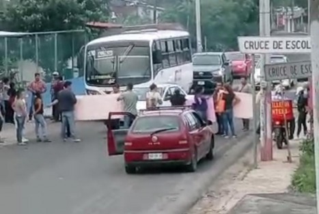 Padres de familia de estudiantes de la escuela primaria Amado Nervo, en la colonia Tlahuayán, de Tlaltetela, Ver., bloquearon  la carretera Huatusco-Xalapa a la altura del Puente Pinto, así como la entrada principal a esa ciudad. 