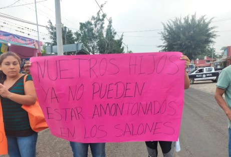 Su inconformidad es por la falta de dos maestros para grupos, así como la demanda a Espacios Educativos, de la construcción de dos aulas. 