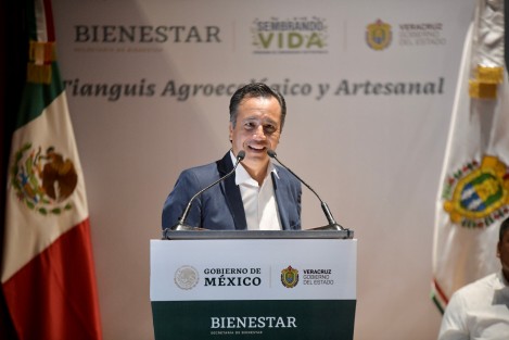 Xalapa, Ver., 8 de junio de 2023.- Agrupados en 2 mil 700 comunidades de aprendizaje, 66 mil campesinas y campesinos han levantado 165 mil hectáreas mediante Sembrando Vida en Veracruz, por ello es la entidad que más aporta a la estrategia del presidente Andrés Manuel López Obrador, expresó el gobernador Cuitláhuac García Jiménez, al destacar la inversión de 16 mil millones de pesos.