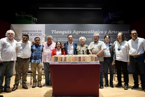 El Gobernador Cuitláhuac García visitó el Tianguis Agroecológico y Artesanal en el INECOL para hacer un recorrido, con Delegado Federal en Veracruz, por la exposición de cosechas y productos de valor agregado de todas las unidades de producción del programa Sembrando Vida.