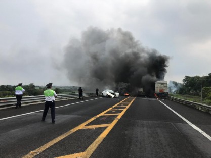 Un grave percance automovilístico se presentó en el libramiento de Cardel, donde un camión de carga se incendió, movilizando a cuerpos de emergencia. Personal de Tránsito del Estado desvió la circulación en ambos sentidos del libramiento. Pese a lo aparatoso del accidente, no hubo personas lesionadas.
