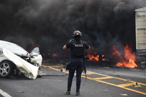Un grave percance automovilístico se presentó en el libramiento de Cardel, donde un camión de carga se incendió, movilizando a cuerpos de emergencia. Personal de Tránsito del Estado desvió la circulación en ambos sentidos del libramiento. Pese a lo aparatoso del accidente, no hubo personas lesionadas.