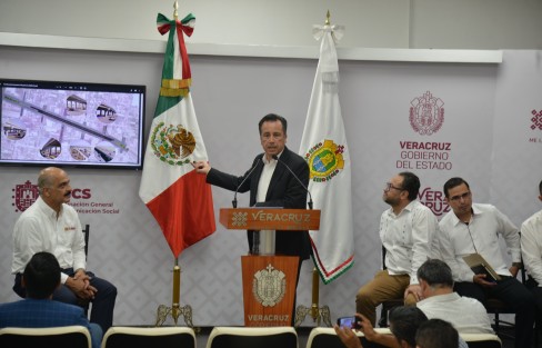 El gobernador Cuitláhuac García Jiménez  anunció  la construcción del segundo Paso Superior Vehicular incluido en el Plan B de vialidad para la capital del estado, que iniciará en 15 días, y presentó las rutas alternas para permitir un tráfico fluido en la zona de la Plaza Urban Center, en la colonia Rafael Lucio.
