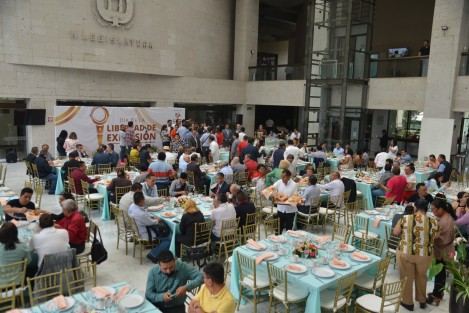 Diputados locales  convivieron con representantes de medios de información con motivo del Día de la Libertad de Expresión en el patio central del Palacio Legislativo.
