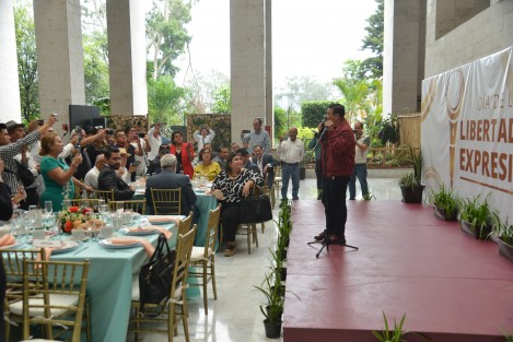 Diputados locales  convivieron con representantes de medios de información con motivo del Día de la Libertad de Expresión en el patio central del Palacio Legislativo.
