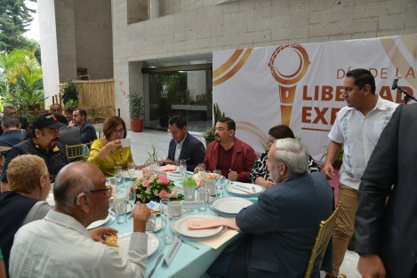 Diputados locales  convivieron con representantes de medios de información con motivo del Día de la Libertad de Expresión en el patio central del Palacio Legislativo.
