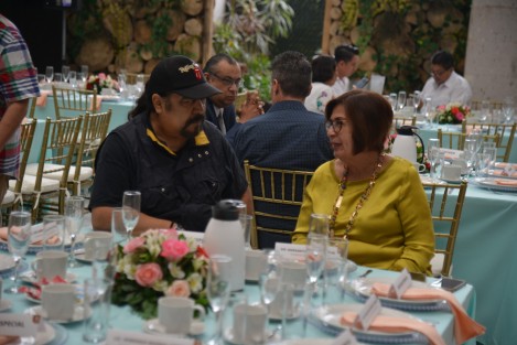 El caricaturista, fotoperiodista y director de Agencia Multigráfica, Alberto Morales García, entre los invitados especiales.