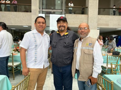 El caricaturista, fotoperiodista y director de Agencia Multigráfica, Alberto Morales García, entre los invitados especiales.