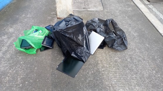 Pese a que ésta  fue la Semana del Medio Ambiente y el sábado pasado se realizó un Reciclón en  esta capital, personas de un local de reparación de computadoras y celulares en la zona centro, sacaron bolsas con equipos descompuestos, para que fueran recogidos por el camión de Limpia Pública... si acaso pasaba en sábado. 