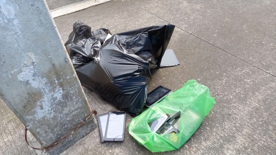 Pese a que ésta  fue la Semana del Medio Ambiente y el sábado pasado se realizó un Reciclón en  esta capital, personas de un local de reparación de computadoras y celulares en la zona centro, sacaron bolsas con equipos descompuestos, para que fueran recogidos por el camión de Limpia Pública... si acaso pasaba en sábado. 
