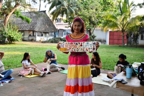 120 mujeres del Estado de Veracruz trabajan en una pieza colectiva de bordado, a partir del  poema Errata, de la poeta Nicté Toxqui. El resultado final de esta pieza de arte textil bajo la convocatoria  del IVEC: En todos los puntos del bordado, se expondrá en el mes de julio en la Galería de Arte Contemporáneo.  