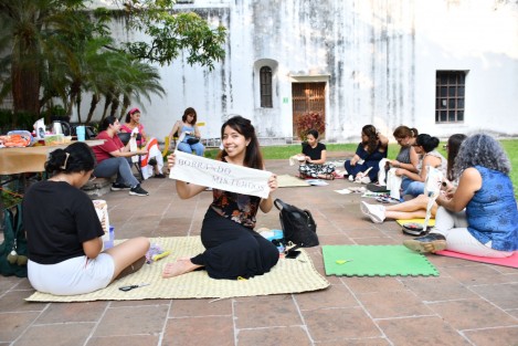 120 mujeres del Estado de Veracruz trabajan en una pieza colectiva de bordado, a partir del  poema Errata, de la poeta Nicté Toxqui. El resultado final de esta pieza de arte textil bajo la convocatoria  del IVEC: En todos los puntos del bordado, se expondrá en el mes de julio en la Galería de Arte Contemporáneo.  
