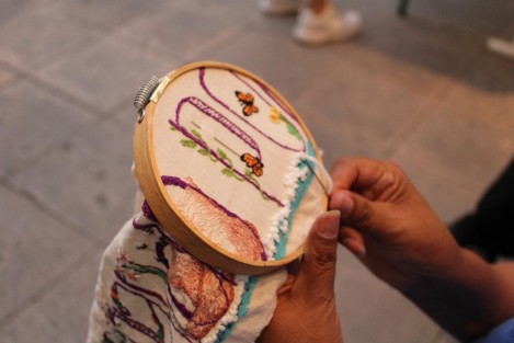 120 mujeres del Estado de Veracruz trabajan en una pieza colectiva de bordado, a partir del  poema Errata, de la poeta Nicté Toxqui. El resultado final de esta pieza de arte textil bajo la convocatoria  del IVEC: En todos los puntos del bordado, se expondrá en el mes de julio en la Galería de Arte Contemporáneo.  