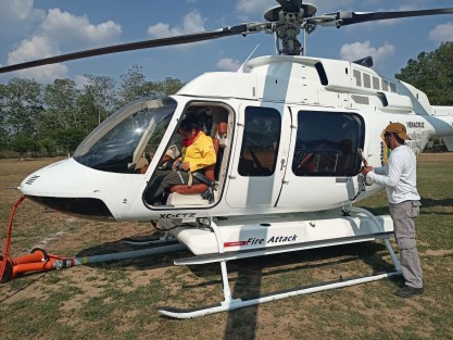 Se realizan maniobras aéreas para apagar el incendio detectado el viernes 21 de mayo y hasta el momento se han realizado 13 descargas lo que da un total de 11 mil 50 litros con la ayuda de helicópteros.