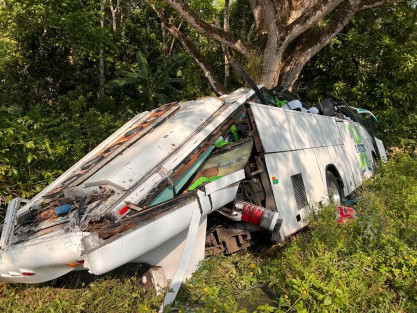 Esta mañana se sucitó un aparatoso accidente sobre el tramo carretero de la comunidad de Zapoapan, municipio de Catemaco, Ver. .El saldo de esta accidente es de varios lesionados y cuantiosos daños materiales.
