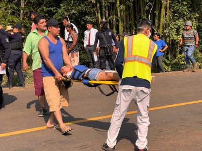 Esta mañana se sucitó un aparatoso accidente sobre el tramo carretero de la comunidad de Zapoapan, municipio de Catemaco, Ver. .
El saldo de esta accidente es de varios lesionados y cuantiosos daños materiales.
