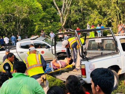 Esta mañana se sucitó un aparatoso accidente sobre el tramo carretero de la comunidad de Zapoapan, municipio de Catemaco, Ver. .
El saldo de esta accidente es de varios lesionados y cuantiosos daños materiales.
