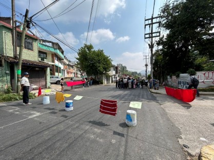 Vecinos de la colonia Benito Juárez bloquearon la carretera Xalapa-Coatepec, esquina calle Argentina, vía Briones, en protesta porque llevan más de 8 días sin agua potable. Este tipo de protestas se han hecho frecuentes en la capital veracruzana, aun cuando nada soluciona y sí perjudica a terceros.  